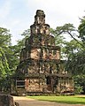 サトゥマハル・プラサダ（英語版）（七重の塔）　12世紀　ポロンナルワ　『マハーワンサ』はパラクラマバフ1世（英語版）が七重の仏塔を建てたと伝えるが、この仏塔だと裏付ける史料は見つかっていない[269]。建築様式がタイ北部のワット・チャーマテーウィーと類似しているため、タイの工人によって建てられたとされる[270]。