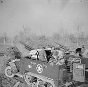 イタリアで間接射撃による火力支援を行っているイギリス軍所属のM3 GMC 1945年2月18日撮影