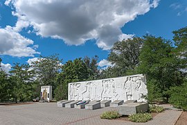 Sépultures et monument aux morts de la Grande Guerre patriotique, classé[9].