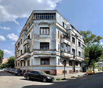 Strada Romulus no. 75 in Bucharest (1930s) by unknown architect, in a state of decay