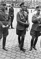 1930年代中期のドイツ陸軍将校と、国家労働奉仕団幹部（左）