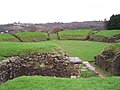 Überreste des Amphitheaters von Isca Silurum. Blick entlang des cardus