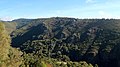 Vista central do dobramento. Á esquerda, os eixes de flexión en horizontal, os cales indican a presenza dun pregamento deitado. No centro cara a dereita o flanco inverso e á dereita cara o leito fluvial o flanco normal.