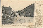 Carte postale représentant l'entrée, côté Neufchâteau, de Bulgnéville, entre 1880 et 1945.