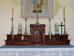 Tabernacle et crucifix sur l'autel de la chapelle Sainte-Camille de Chevigny.