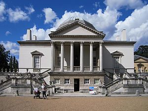 Chiswick House (1729) commissionata da Richard Boyle, III conte di Burlington, una grande villa palladiana con girdini paesaggistici di William Kent.