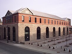 Vue complète du bâtiment du côté du square