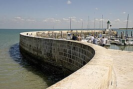 La jetée nord du port de La Flotte.