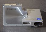 Kyocera Finecam SL300R, Höhe etwa 1,5 cm (2003)[22]