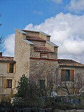 Pigeonnier en forme de tour carrée séparant en deux une bastide