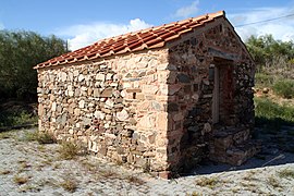 Vista delantera, donde se observa (reconstruido) el daño realizado por la pala mecánica en el vértice S.E. de la estructura durante el descubrimiento del yacimiento en 1981. Foto año 2008.