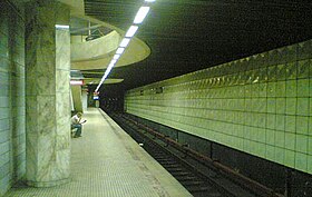 Une voie et le bord du quai central