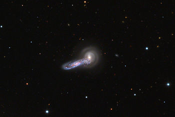 Aufnahme mit dem 32-Inch-Reflektor des Mount Lemmon SkyCenter: rechts NGC 5544, links NGC 5545