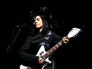 PJ Harvey на выступлении на концертной площадке O2 Apollo, Манчестер, Англия, Великобритания, 2011 год.