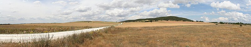 Panorámica de la Sierra de Atapuerca rodeada de trigales