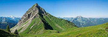 La pointe de Nantaux, dans le massif du Chablais (Auvergne-Rhône-Alpes). (définition réelle 7 521 × 2 588)