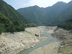 大川橋より望む、満水時（上）と渇水時（下）のさめうら湖。中央部に旧大川村役場がある（2008年渇水時）。