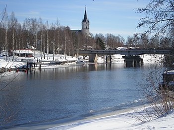 A pequena cidade de Sunne e o estreito Frykensundet