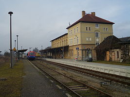 Bahnsteigansicht mit Empfangsgebäude (2014)