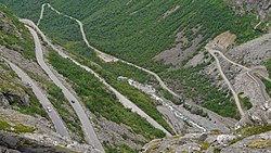 Vuorenrinteellä mutkittelevaa Trollstigeniä elokuussa 2008.