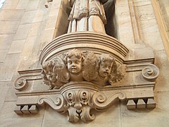 Détail des anges aux pieds d'une statue.