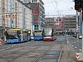 Škoda-Teststraßenbahnwagen und Busse der Linien 22 und 62 vor der Haltestelle Annenstraße