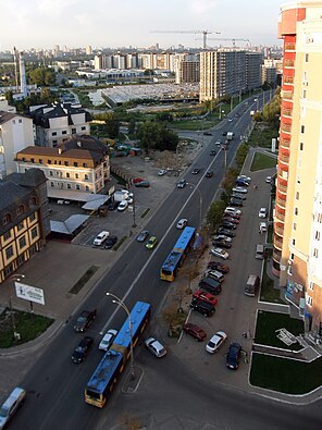 початок вул. Рудницького як продовження вул. Максимовича (вдалині)