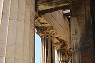 Colonnes doriques cannelées avec abaques supportant les doubles poutres de l'architrave au temple d'Héphaïstos.