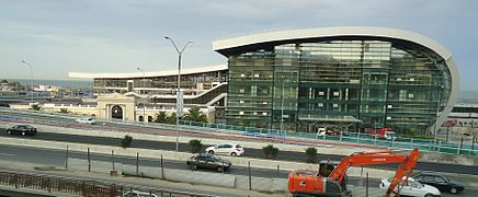 Nouvelle gare (ru) d'Adler, à droite de l'ancienne, d'où des lignes la relient directement à l'aéroport, à Krasnaïa Poliana et à la gare centrale de Sotchi.