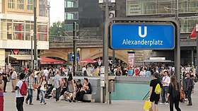 Une des bouches d'accès à la station.