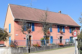 La mairie (l'ancien presbytère).