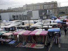 Jour de marché devant le centre culturel Alban Minville de Bellefontaine.