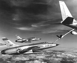 מטוסי F-105 ת'נדרצ'יף בתדלוק אווירי ממטוס בואינג KC-135 סטרטוטנקר בדרכם לצפון וייטנאם, 1966.