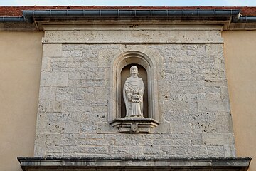 Statue au-dessus de la porte.