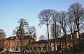 Le bâtiment des hôtes de l'ancienne abbaye de Forest en 2006, située à Forest dans la région de Bruxelles-Capitale, avec derrière le clocher de l'église Saint-Denis.