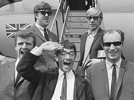 Freddie and the Dreamers in 1964. From left to right: Bernie Dwyer, Pete Birrell, Freddie Garrity, Derek Quinn, Roy Crewdson.
