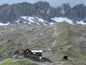 Die Hermann-von-Barth-Hütte gesehen vom Zustiegsweg