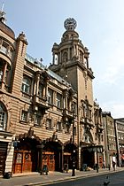 London Coliseum di Frank Matcham (1903‒1904), un esempio eccezionalmente stravagante di architettura barocca edoardiana.