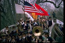 Accompagné par une fanfare, défilé en costume sur le North Bridge pour le bicentenaire en 1975.