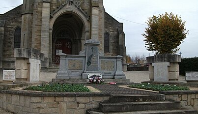 Le monument aux morts devant le portail de la tour porche.