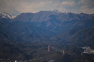 各務原アルプスの明王山から望む舟伏山、右奥に冠雪した小白木山（2016年2月3日撮影）