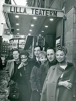 Thunberg (längst t.v.) framför entrén till Lilla Teatern i Stockholm 1965.