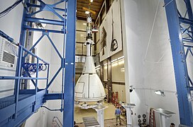 Un modèle destiné à des tests au sol est placé dans une chambre acoustique chez le constructeur Lockheed Martin.