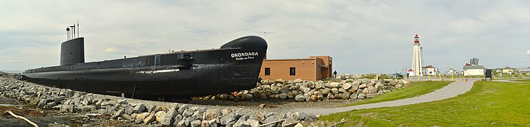 L’Onondaga, le phare de Pointe-au-Père et le pavillon Empress of Ireland en arrière-plan