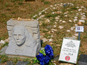 Tomba di Capo Taza, al cimitero del Congresso con a fianco il tipico codice QRpedia attaccato su una lastra di metallo.