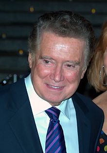 Regis Philbin interprète son propre rôle.