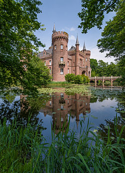 Castelo de Moyland, Bedburg-Hau, Alemanha. (definição 740 × 1 024)