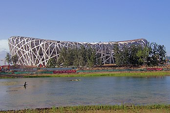 Le Stade national de Pékin dit « nid d’oiseau », construit pour les Jeux olympiques d’été de 2008. La cérémonie d’ouverture des jeux de la XXIXe olympiade commence le 8 août 2008 à 8 heures 8 minutes 8 secondes du soir, heure locale. Dans la culture chinoise, le 8 est symbole de prospérité. (définition réelle 1 927 × 1 285)