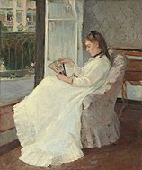 貝絲·莫莉索的《在窗前的藝術家妹妹》（The Artist's Sister at a Window），54.8 × 46.3cm，約作於1869年，來自愛爾莎·梅隆·布魯斯的收藏。[57]