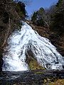 湯川にかかる湯滝。